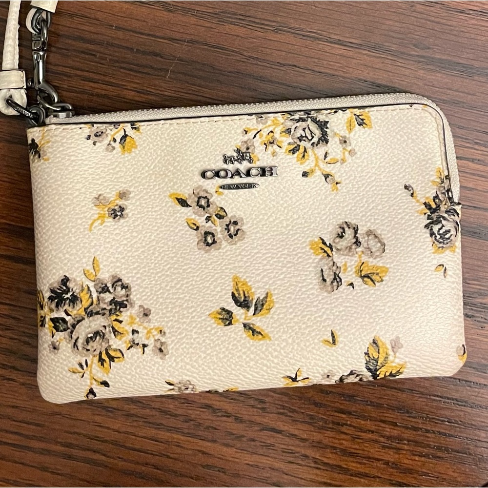 NWOT Coach cream Floral Wristlet